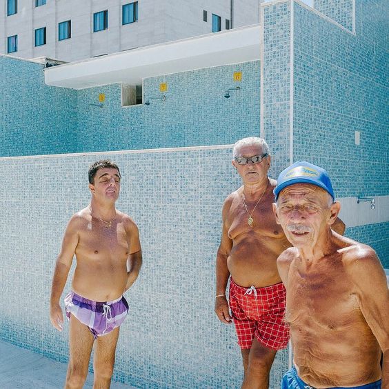 Tre badgäster vid poolen