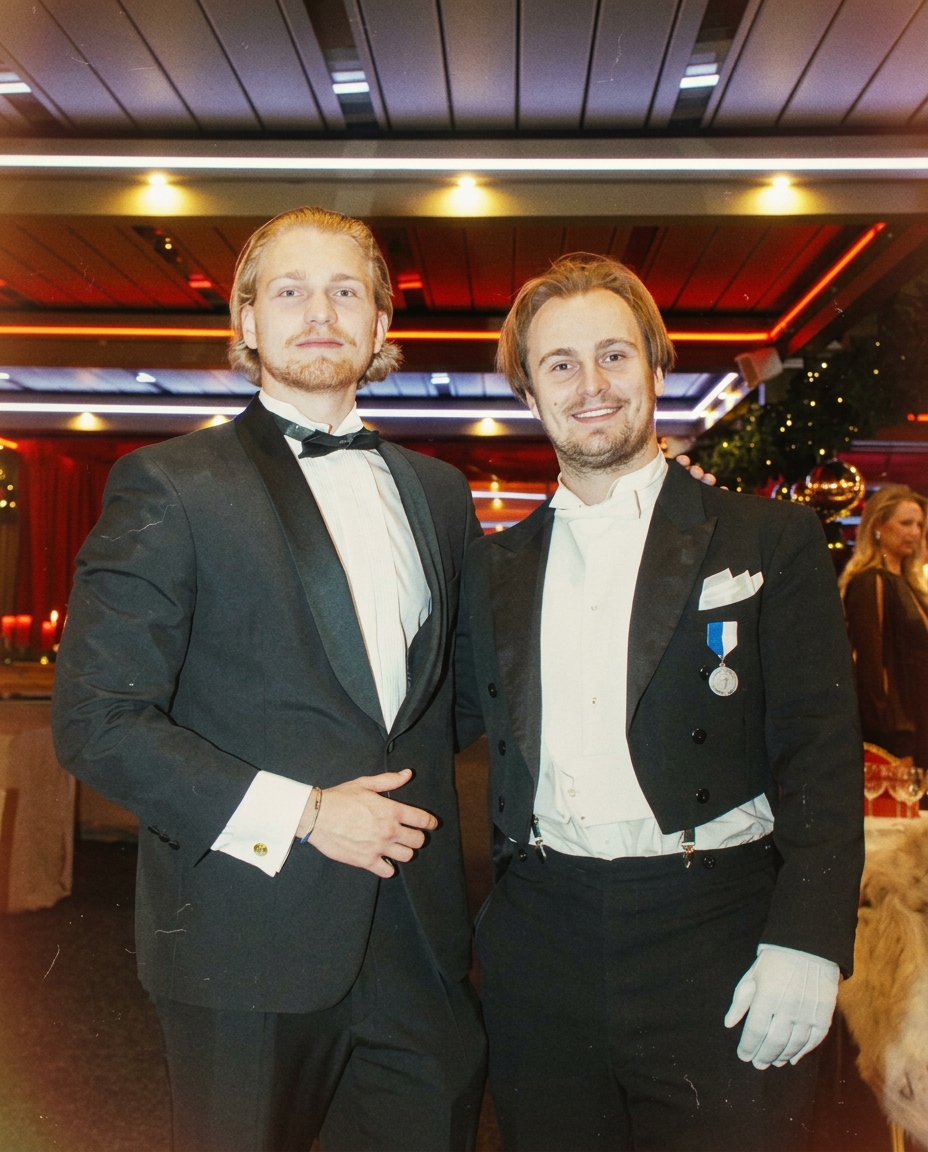 Skältas två DJ:s i smoking och frack