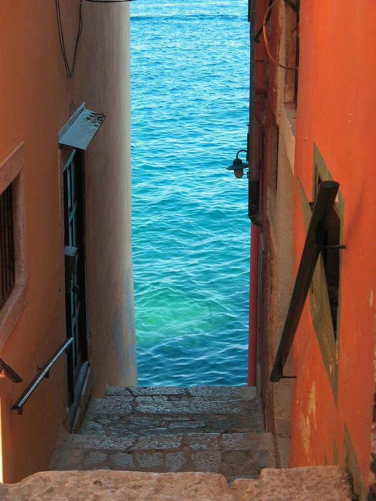 Gränd som slutar i havet i Rovinj