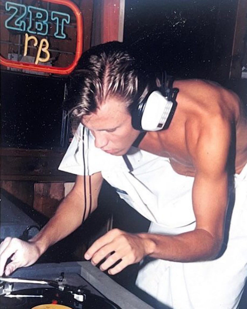 DJ vid skivspelare i neonljus