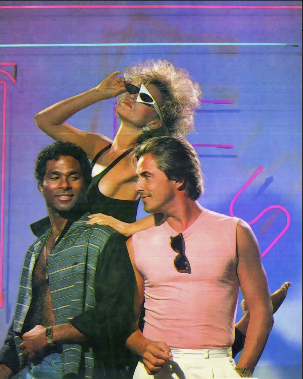 Trio i pastellkläder framför neonskyltar