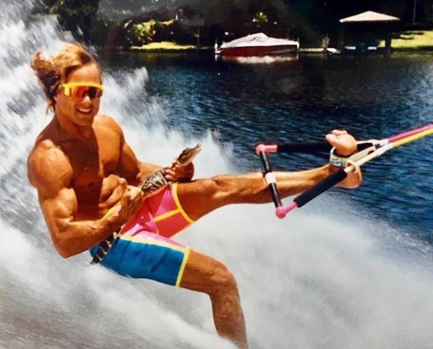 Vattenskidåkare i neonshorts på åttiotalet